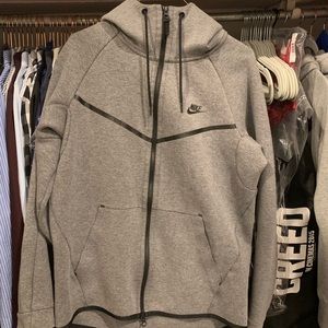 Nike tech men’s medium Carbon gray fleece hoodie